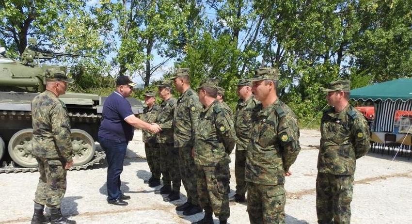 Министърът на отбраната Красимир Каракачанов присъства на изпитания на бойна техника в Търговище 