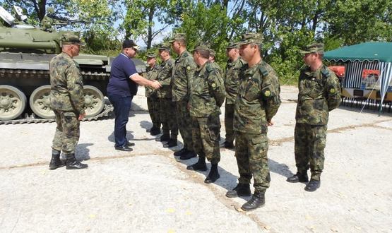 Министърът на отбраната Красимир Каракачанов присъства на изпитания на бойна техника в Търговище 