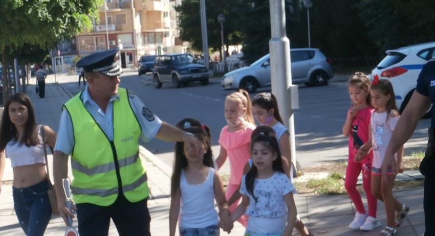 Полицейски служители запознаха 96 бъдещи първокласници  от търговищко училище с правилата за пътна безопасност 