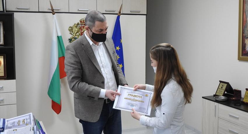 Областният управител награди националната шампионка по борба  Айлин Ахмедова