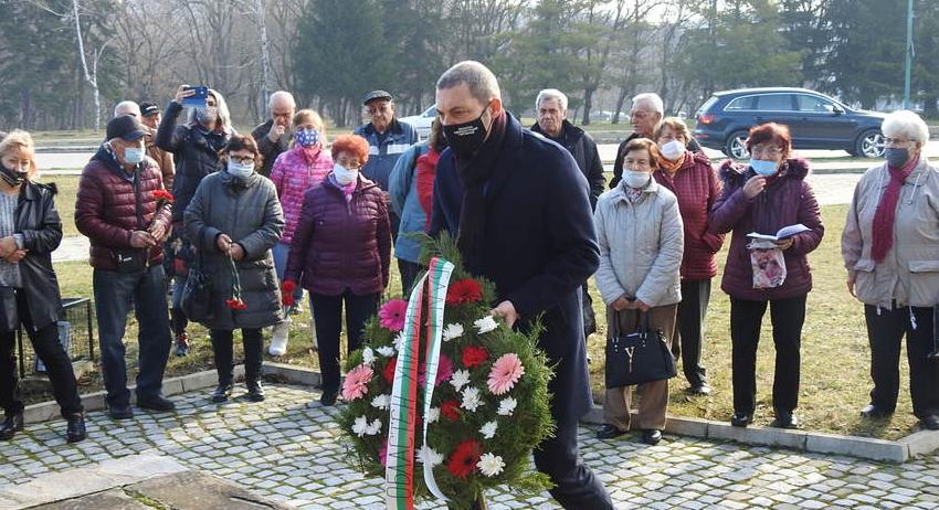 Областният управител се преклони пред паметта на Капитан Петко войвода