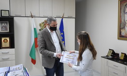 Областният управител награди националната шампионка по борба  Айлин Ахмедова