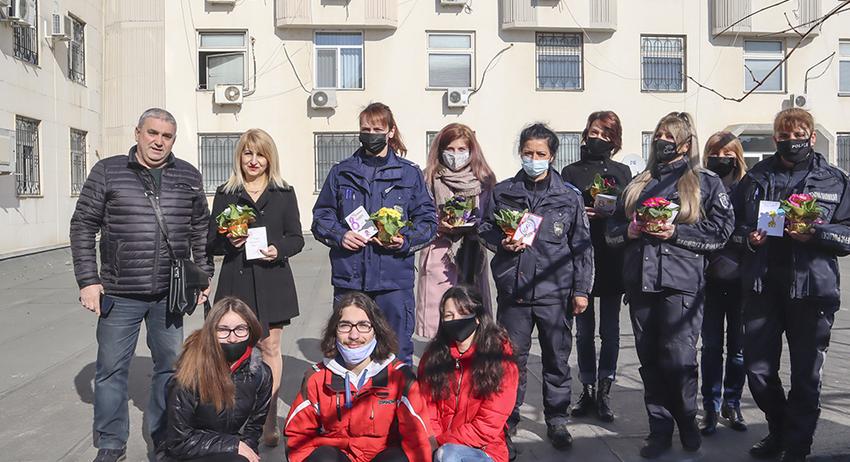 Цветя и ръчно изработени картички за дами-полицайки