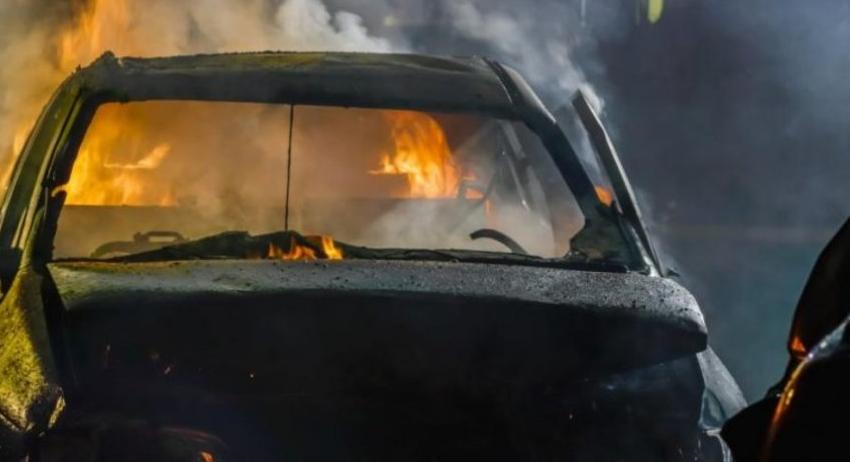 Два автомобила изгоряха в Съединение 