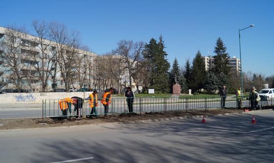 Ремонтират разделителната ивица на ул. „Цар Освободител“