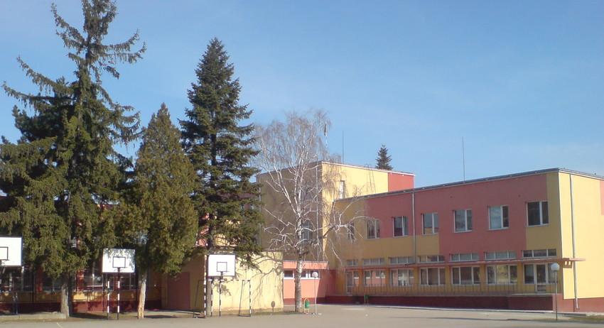 Училищата в Попово преминават на електронно обучение 