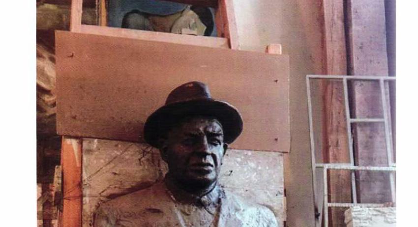 Издигат паметник на Пеньо-Бомбето в родното му село Дралфа