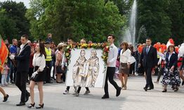 С празнично шествие и дефиле на зрелостниците отбелязваме  24 май в Търговище
