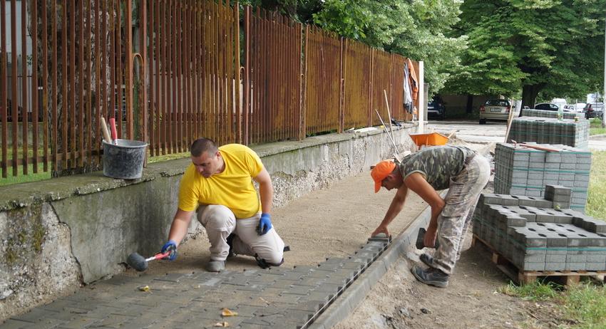 Обновяват пешеходната зона в участък на бул. „Митрополит Андрей“