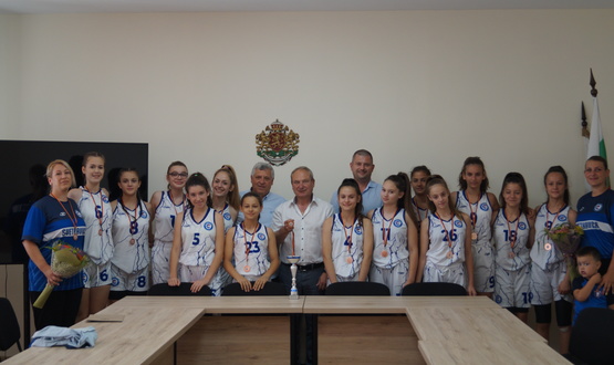 Кметът на Търговище се срещна с отбора на момичетата до 14 г. на баскетболен клуб „Светкавица“