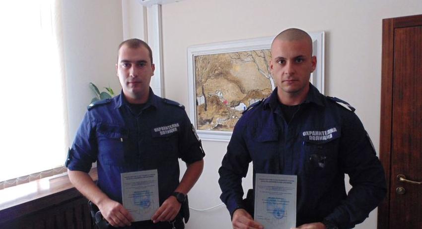 Наградиха двама млади полицейски служители, които като нощен патрул са задържали водач с подозрително и рисково поведение 
