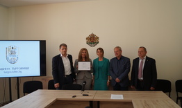 Кметът на Търговище връчи първия сертификат за инвестиции с общинско значение клас „В“