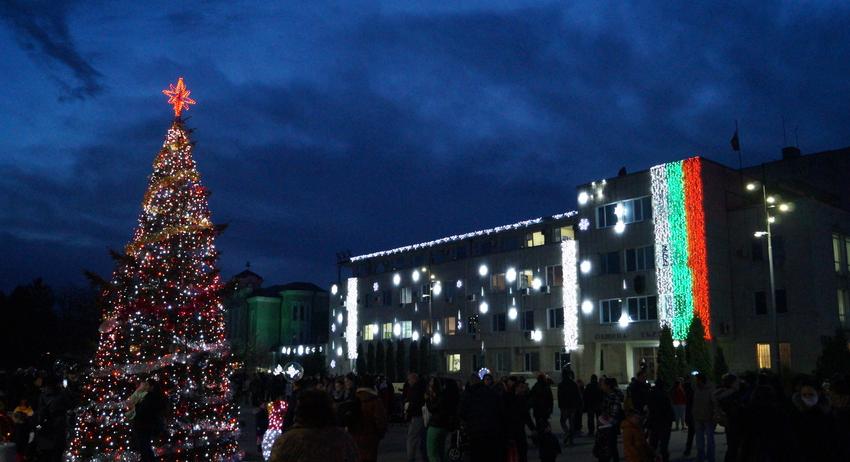 Коледната елха в Търговище грейва на Никулден