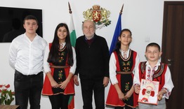 Деца от III ОУ "П.Р. Славейков" дариха с мартеничка екипа на областна администрация 