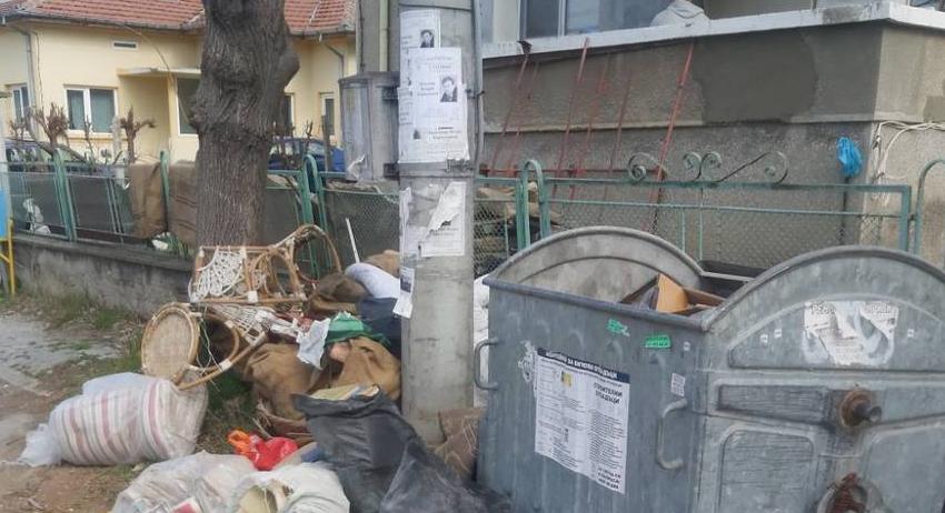 Акт за изхвърляне на обемни и строителни отпадъци в и до контейнерите съставиха контрольорите на Общината