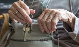 Откраднаха портмоне със 118 лева от възрастна жена 