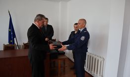 Заместник-министърът на вътрешните работи Николай Николов връчи пистолети от ново поколение на служители от областната дирекция