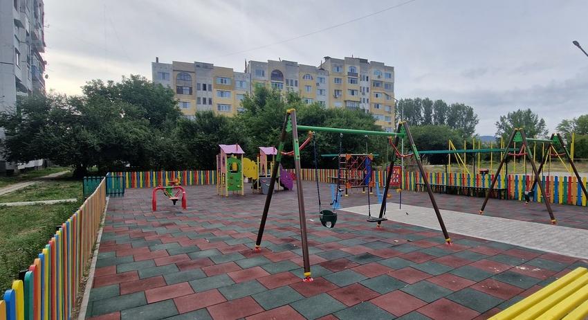„Флора“ продължава ремонтите на детски площадки и игрища в Търговище