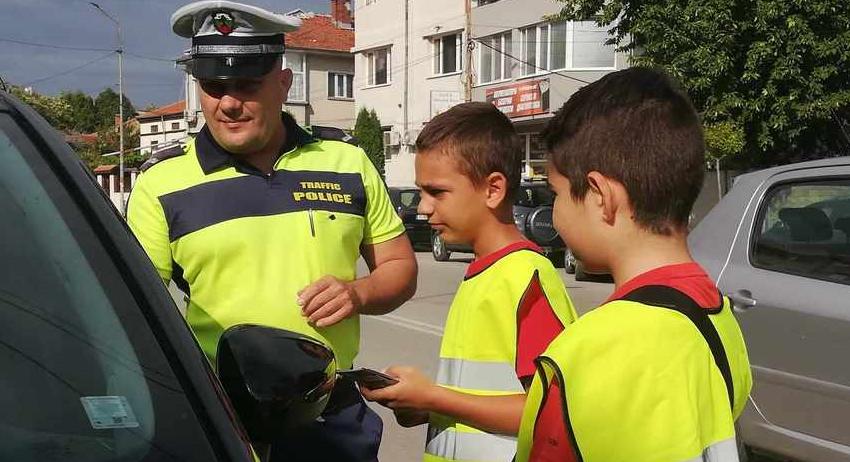 Флайери със съвети за отговорно поведение на пътя раздаваха ученици на водачи на МПС в Деня без загинали на пътя 