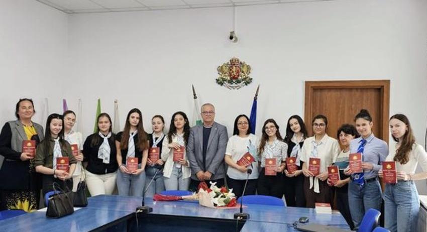 Областният управител на Търговище Гергана Цонева се срещна с ученици от Второ СУ "Проф.Никола Маринов"