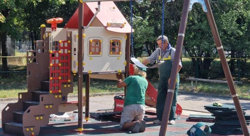 Продължават ремонтите на детски площадки в Търговище