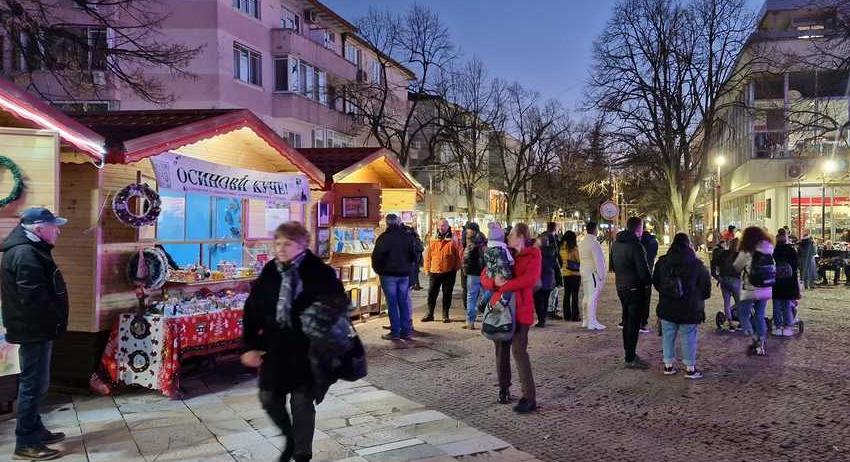 Откриха коледния базар в Търговище