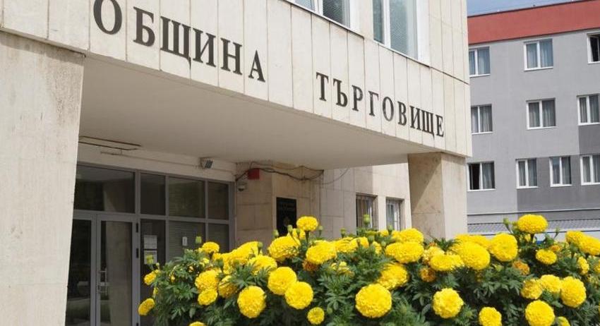 Излагат най-дългото знаме, изработено от деца и ученици от Търговище