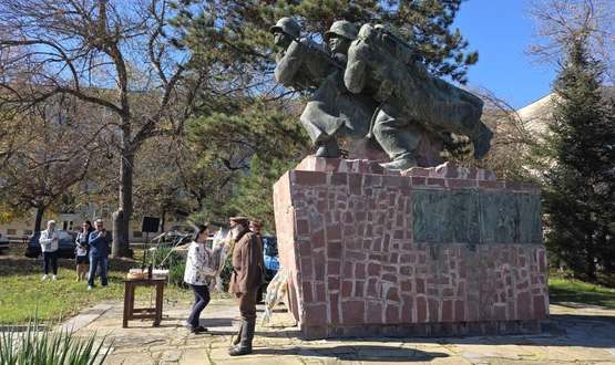 Възпоменателна церемония пред Войнишкия паметник