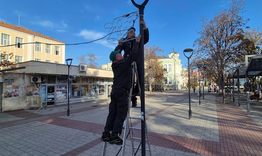 Монтират коледната украса в Търговище