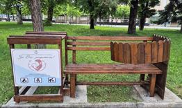 Поставиха пейка за кърмещи майки с място за повиване